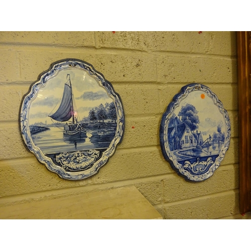 29 - A pair of old blue and white oval shaped porcelain wall plaques with river scenes. H. 38cm x 32cm. (... 