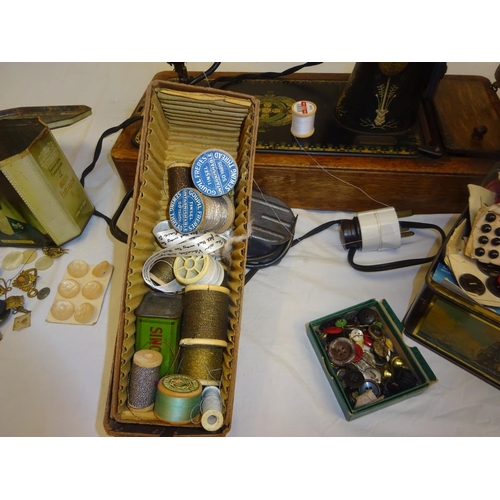 5 - Old singer sewing machine with accessories.