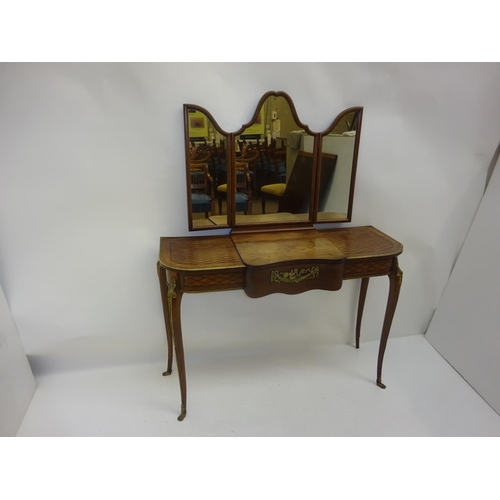 88 - A good French mahogany and Kingswood dressing table, the shaped top having triple mirror, fitted wit... 