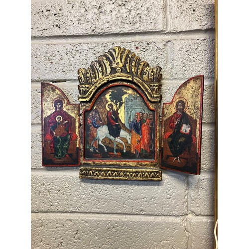 370 - Religious icon, Jesus entering the City. Painted on gilded wood panel with folding sides. H. 32cm, f... 