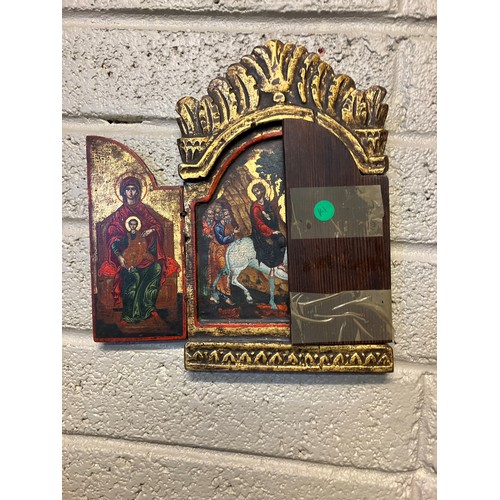 370 - Religious icon, Jesus entering the City. Painted on gilded wood panel with folding sides. H. 32cm, f... 