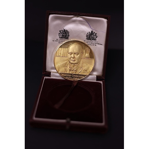 184 - A Churchill 22ct gold Commemorative medal, limited edition No. 101, with original Spink fitted box, ... 