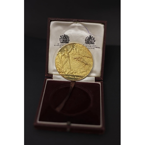 184 - A Churchill 22ct gold Commemorative medal, limited edition No. 101, with original Spink fitted box, ... 