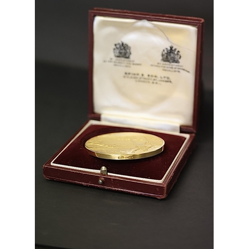 184 - A Churchill 22ct gold Commemorative medal, limited edition No. 101, with original Spink fitted box, ... 