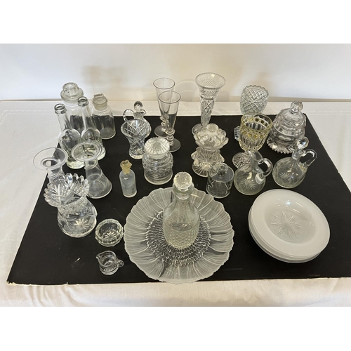 21 - Mixed lot of glassware.