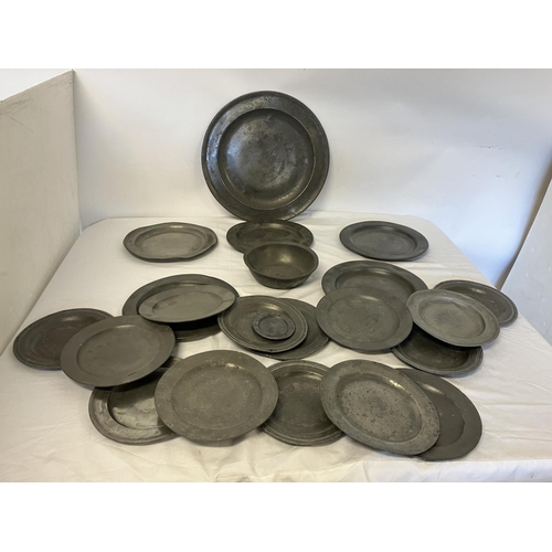 250 - A large collection of antique pewter plates. Diameter of large plate 45cm.