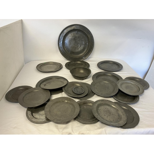 250 - A large collection of antique pewter plates. Diameter of large plate 45cm.