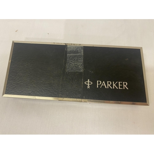 259 - A box containing Parker writing instruments including a fountain pen 14k gold nib.