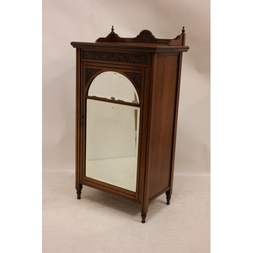 292 - An Edwardian mahogany mirror door cabinet. H. 100cm, W. 59cm, D. 40cm.