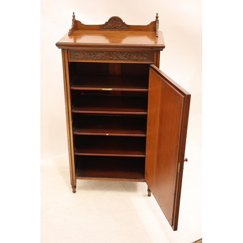 292 - An Edwardian mahogany mirror door cabinet. H. 100cm, W. 59cm, D. 40cm.