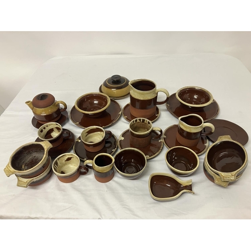 295 - Lot of pottery ware.