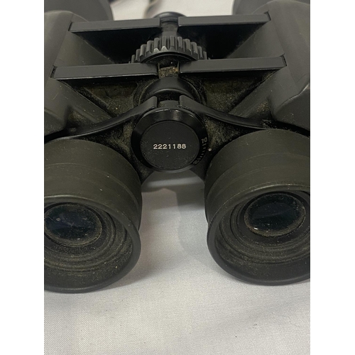 302 - Field binoculars 7 x 50.