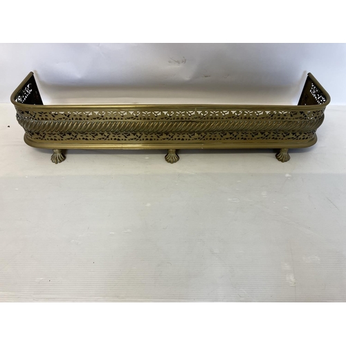 367 - Good antique brass fender having metal tray back and raised on carved feet. W. 120cm, D. 30cm.