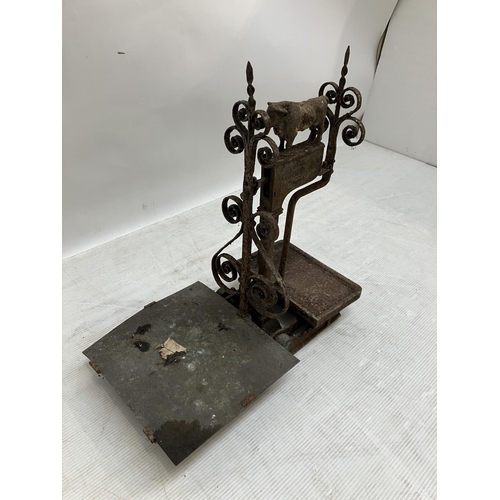 84 - Old metal butchers scales.