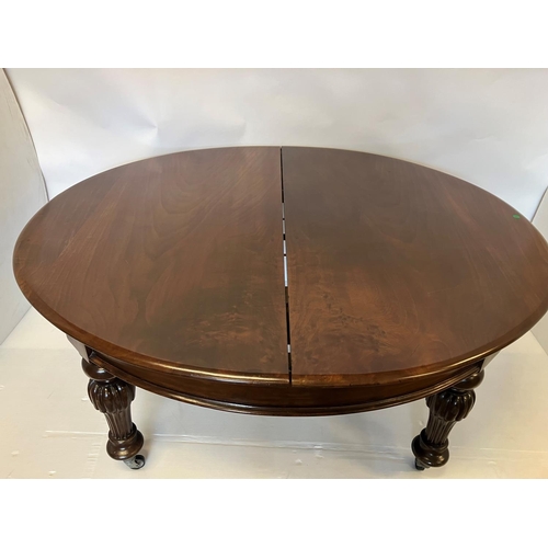 85 - A good Victorian mahogany dining table raised on fluted legs with 2 spare leaves. 157cm x 140cm appr... 