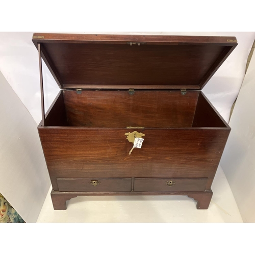 131 - A good Georgian mahogany blanket chest having lift up top, brass carrying handles and lock plate, th... 