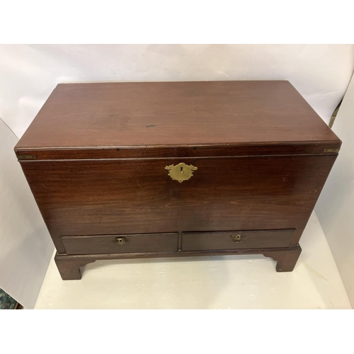 131 - A good Georgian mahogany blanket chest having lift up top, brass carrying handles and lock plate, th... 