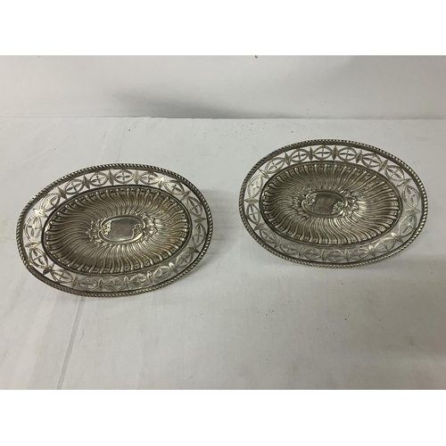 173 - A pair of English silver bonbon dishes. Chester 1896, 7 troy ozs.