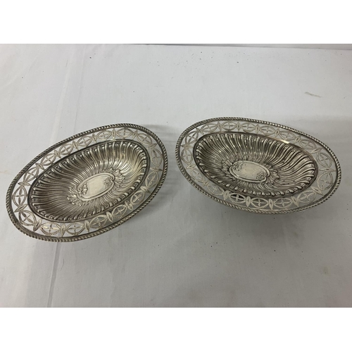 173 - A pair of English silver bonbon dishes. Chester 1896, 7 troy ozs.