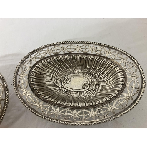 173 - A pair of English silver bonbon dishes. Chester 1896, 7 troy ozs.