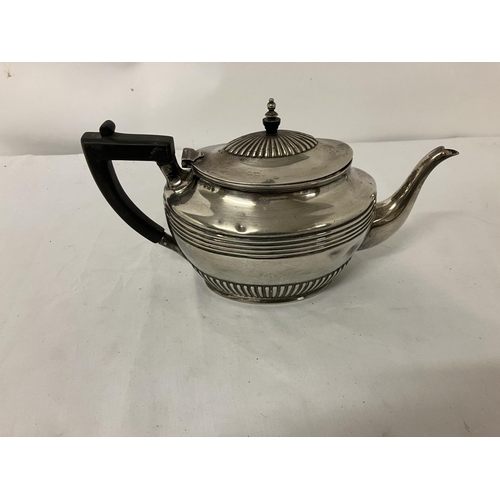 178 - English silver teapot, Sheffield 1895, 18 troy ozs. (some dents)