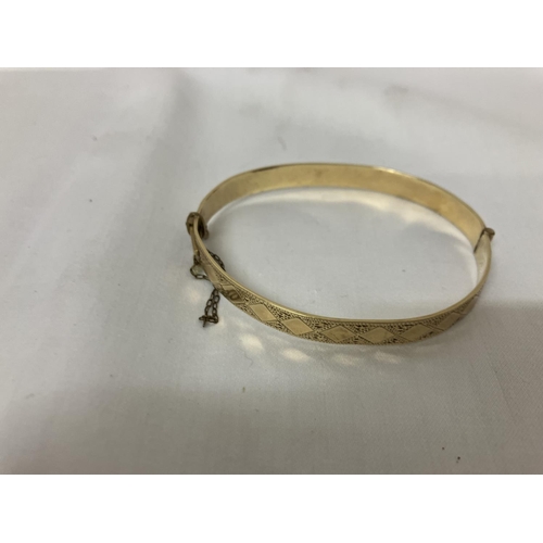 197 - 9ct gold metal core bangle.