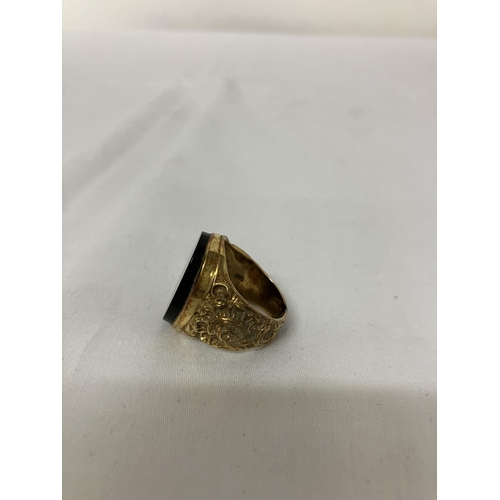 205 - 9ct gold men's onyx ring. Size N.