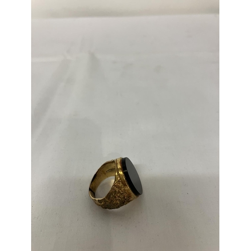 205 - 9ct gold men's onyx ring. Size N.