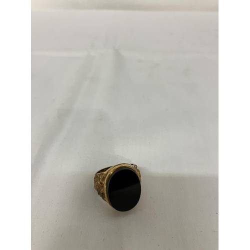 205 - 9ct gold men's onyx ring. Size N.