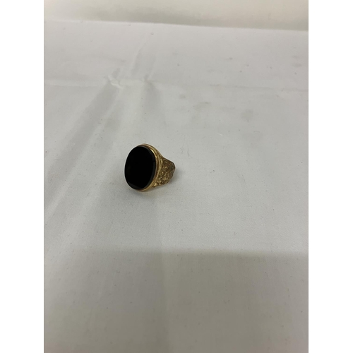 205 - 9ct gold men's onyx ring. Size N.