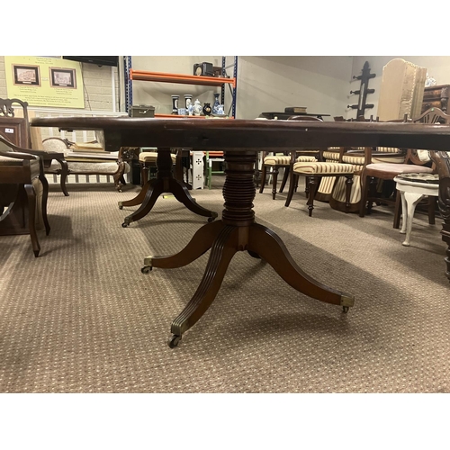 253 - A good large Georgian mahogany dining table raised on 2 centre pods with 4 splay feet with reeded de... 