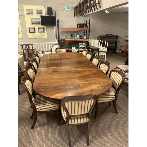 253 - A good large Georgian mahogany dining table raised on 2 centre pods with 4 splay feet with reeded de... 