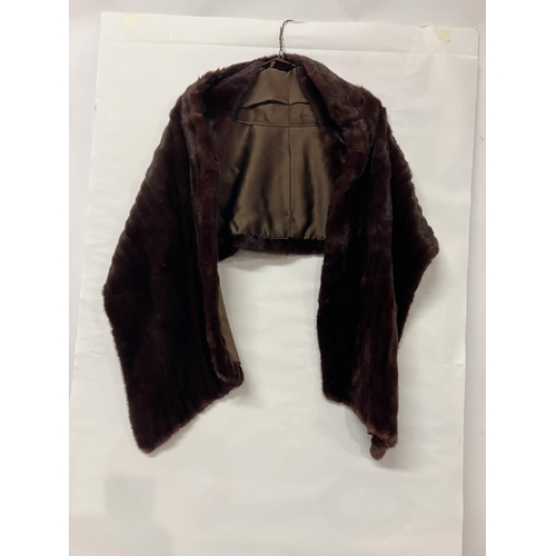 263 - A fine quality mink stole.