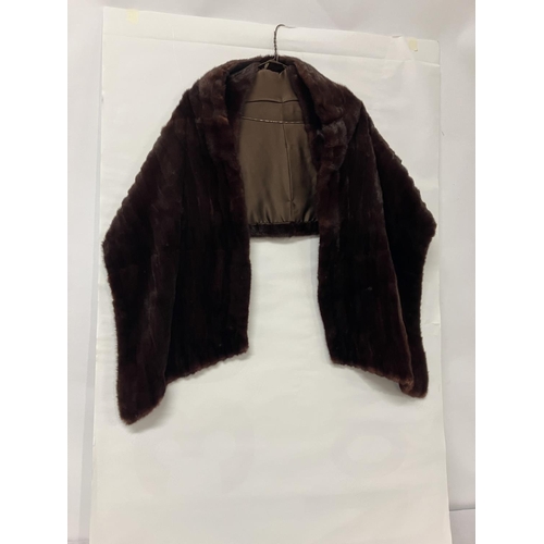 263 - A fine quality mink stole.