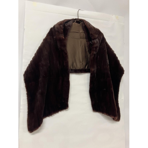 263 - A fine quality mink stole.