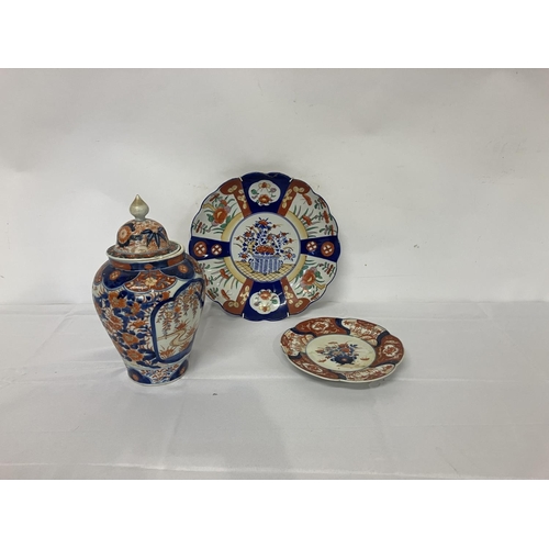 278 - Large and small Imari wall plates and an Imari urn and lid. (2 chips on rim of lid)