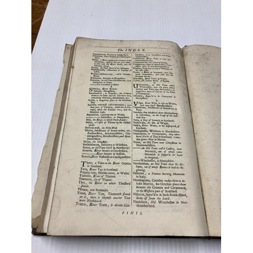 372 - Lot of books - Prince Arthur, Poem in 10 books, early printing 1696; Poetical Works of Thomas Gray; ... 