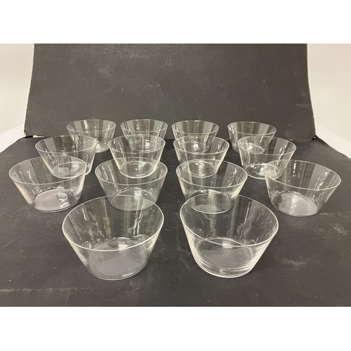 38 - A quantity of fine glass bowls. (14 aprox)