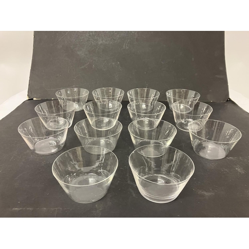 38 - A quantity of fine glass bowls. (14 aprox)