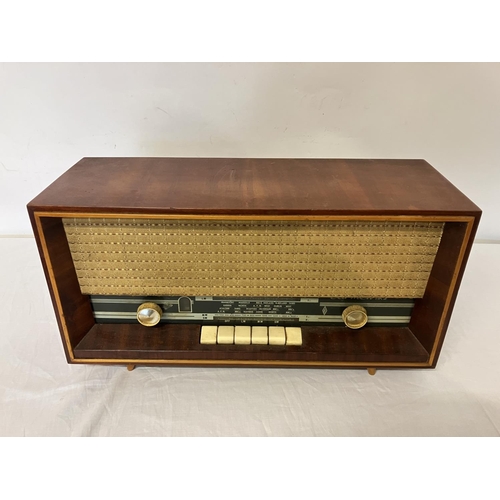 386 - A good quality old radio, Carmen Mark 2 housed in a mahogany case.