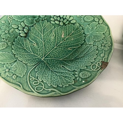 315 - Quantity of Wedgewood green leaf plates.