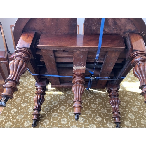 359 - Large Victorian mahogany dining table raised on 5 legs and having 1 spare leaf. (This table would ta... 