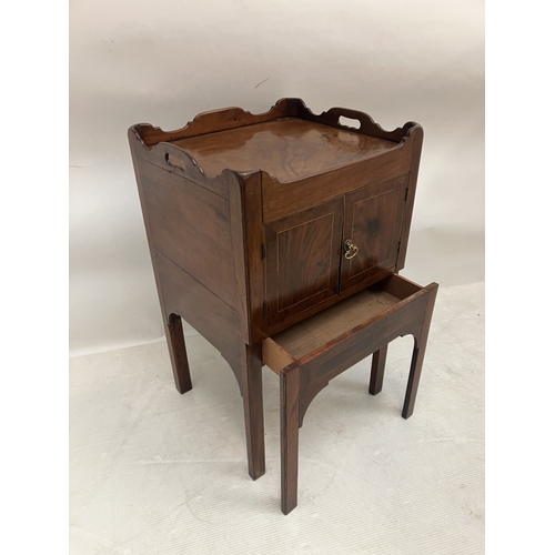 100 - Georgian mahogany bedside cabinet. W. 50cm, D. 45cm, H. 80cm.