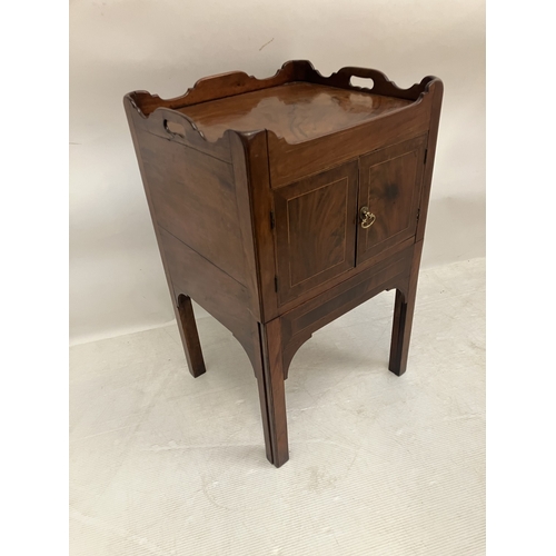 100 - Georgian mahogany bedside cabinet. W. 50cm, D. 45cm, H. 80cm.