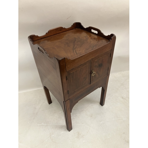 100 - Georgian mahogany bedside cabinet. W. 50cm, D. 45cm, H. 80cm.