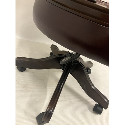 36 - Swivel office chair.
