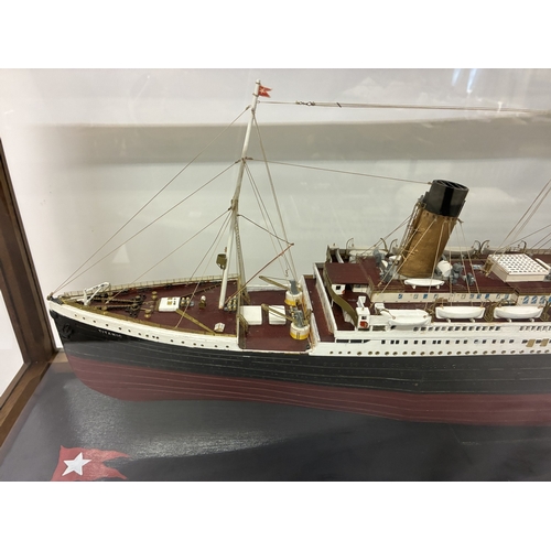 A fine cased model of the RMS Titanic. L.127cm, H. 44cm, D. 26cm.