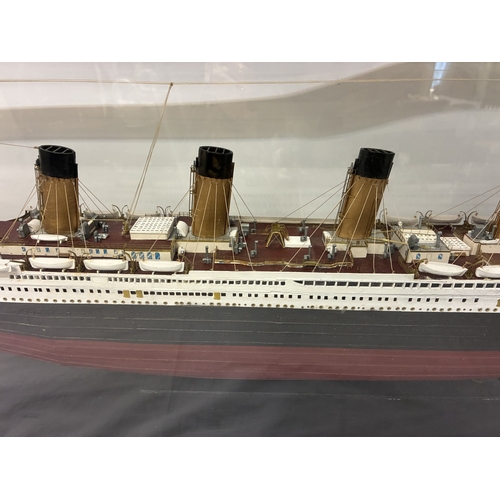 A fine cased model of the RMS Titanic. L.127cm, H. 44cm, D. 26cm.