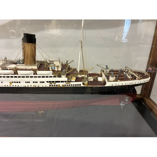 A fine cased model of the RMS Titanic. L.127cm, H. 44cm, D. 26cm.