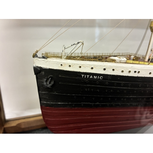 A fine cased model of the RMS Titanic. L.127cm, H. 44cm, D. 26cm.